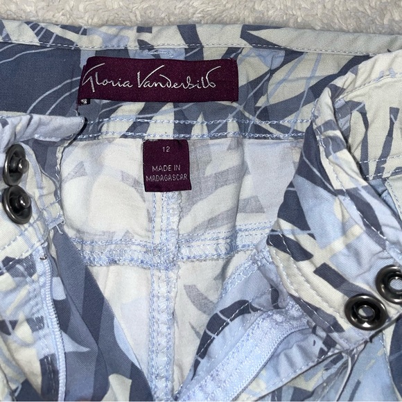 Gloria Vanderbilt Floral Capri Snap Button Drawstring Pants in Blue and White - Picture 5 of 7